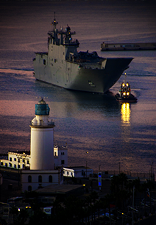 El Buque LHD61 Juan Carlos I de la Armada Española entrando en el puerto de Málaga.
